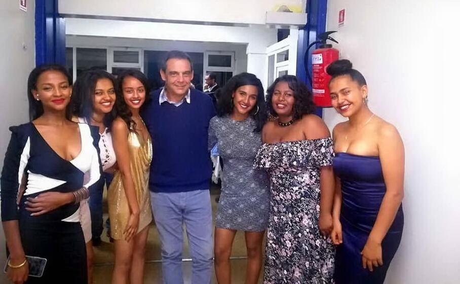 marco pisu con le studentesse di addis abeba (archivio l unione sarda)