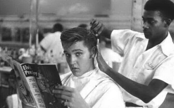 un immagine di elvis negli anni cinquanta