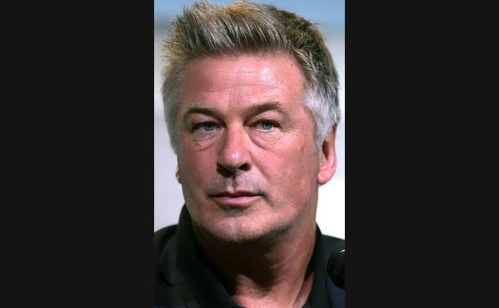 l attore alec baldwin ne sofrfe da 19 anni dopo essere stato morso da una zecca