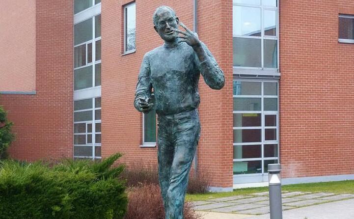 una statua di steve jobs a budapest