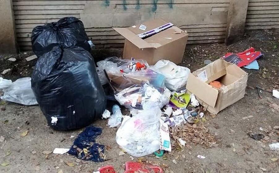 cumuli di spazzatura in via monferrato a cagliari