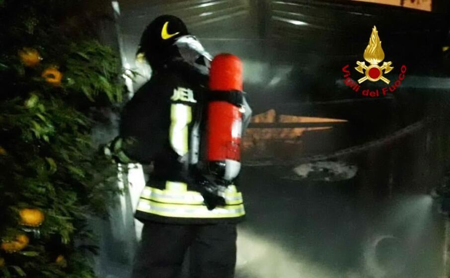 i pompieri al lavoro (foto vigili del fuoco)