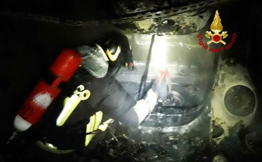 una delle auto incendiate (foto vigili del fuoco)