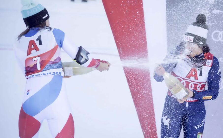federica brignone festeggia la vittoria in coppa del mondo con wendy holdener