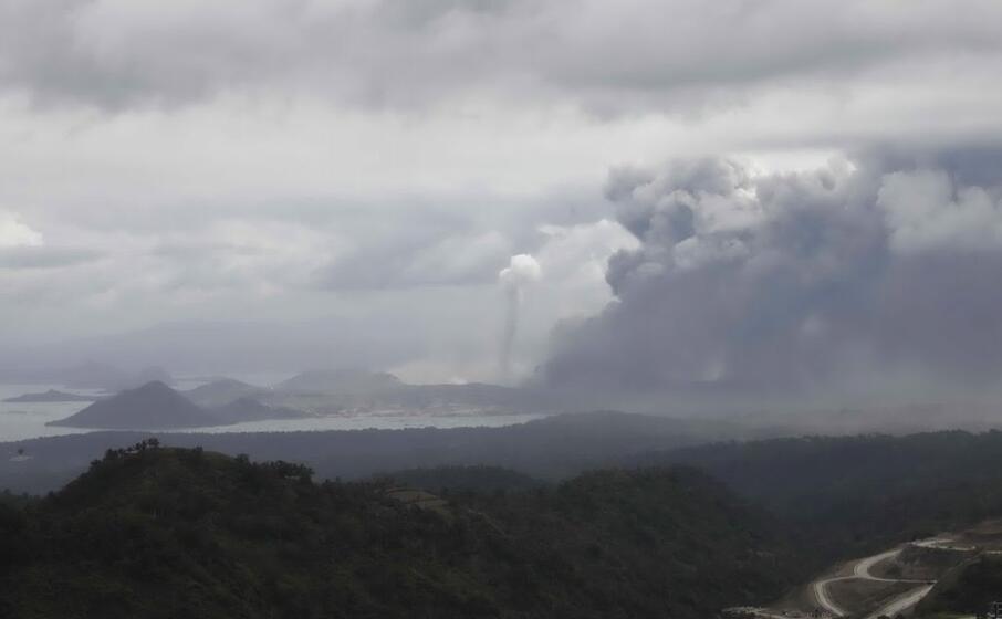 le ceneri gi eruttate dal vulcano si sono spinte fino a 14 chilometri di distanza