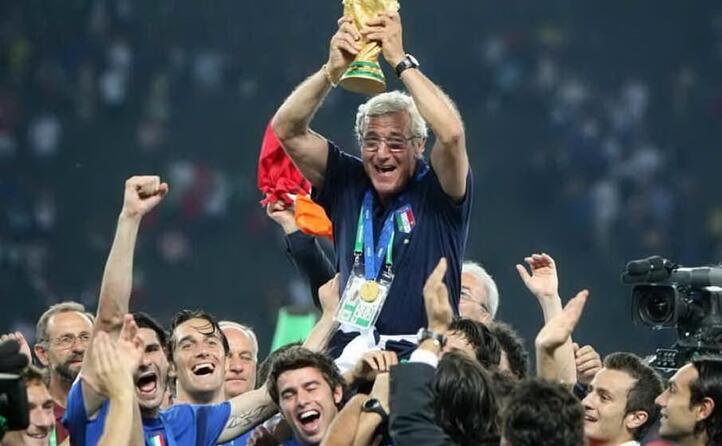 marcello lippi alza la coppa al cielo nel 2006 (berlino)