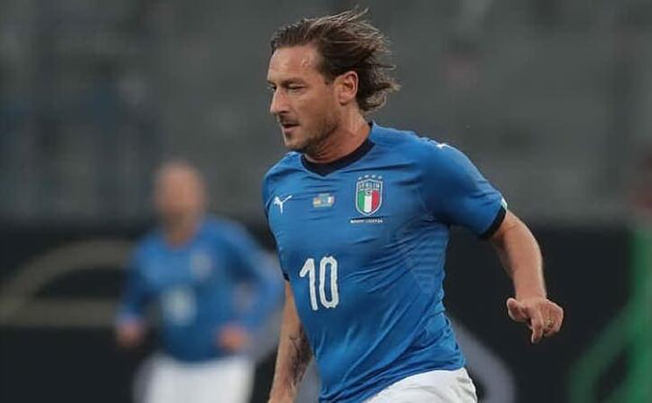 uno dei numeri dieci pi forti della storia della nazionale l ex capitano della roma francesco totti