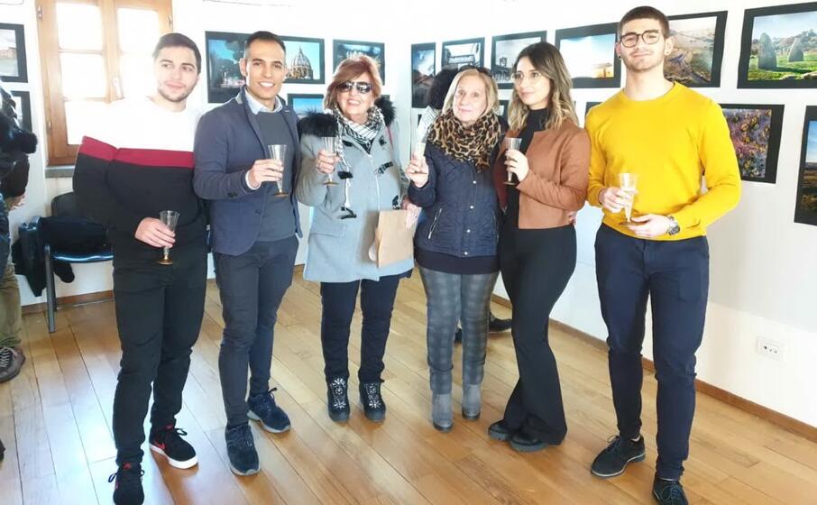 i quattro ragazzi artefici dell iniziativa nella sede della pro loco
