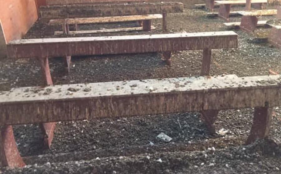 il salone e i banchi ricoperti di guano (foto e sanna)