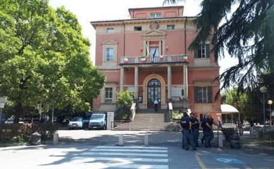 la sede del comune di bibbiano (ansa)