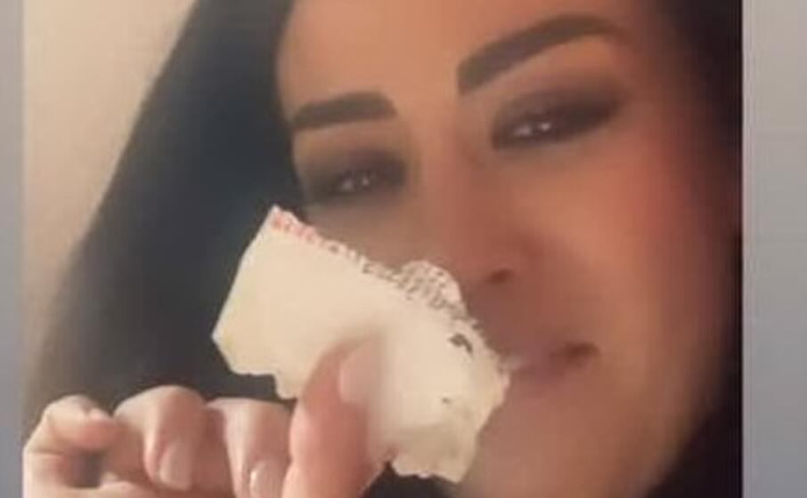 giorgia palmas con quel che resta della lista degli invitati (foto instagram)