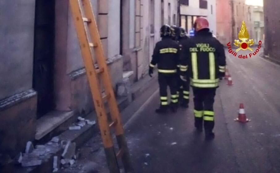 gli uomini del 115 sul posto (foto vigili del fuoco)