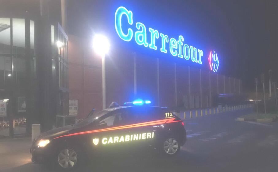 i militari al carrefour (foto raffaele serreli)