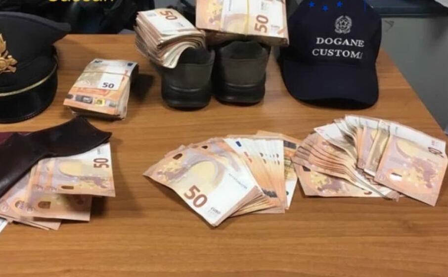il denaro posto sotto sequestro (foto guardia di finanza di sassari)