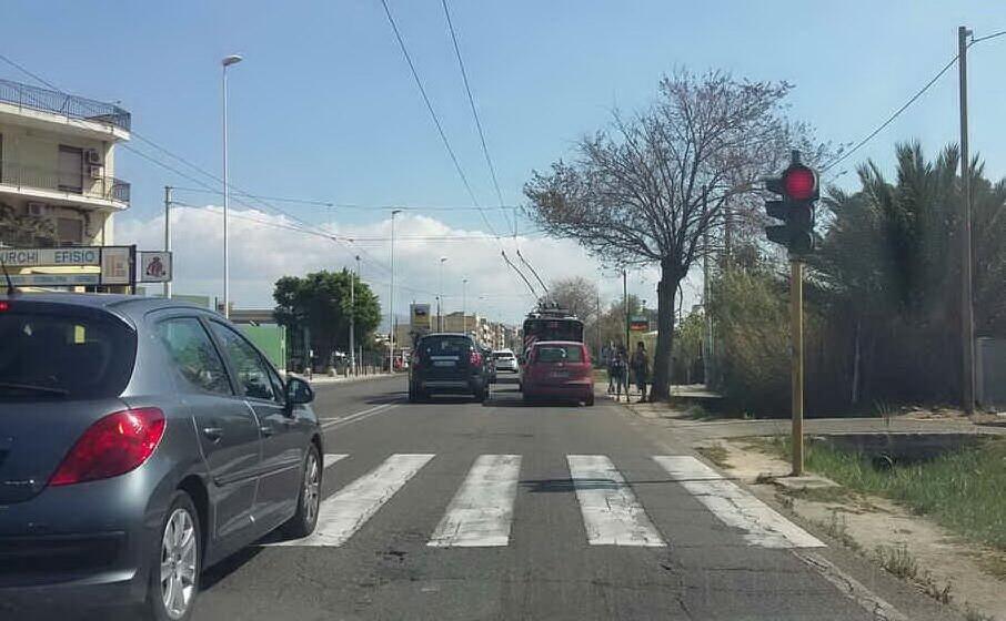 un semaforo in viale marconi