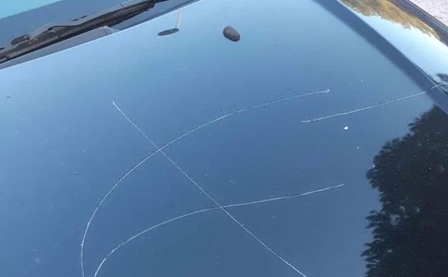una delle auto graffiate in via vittorio veneto (foto giorgia daga)
