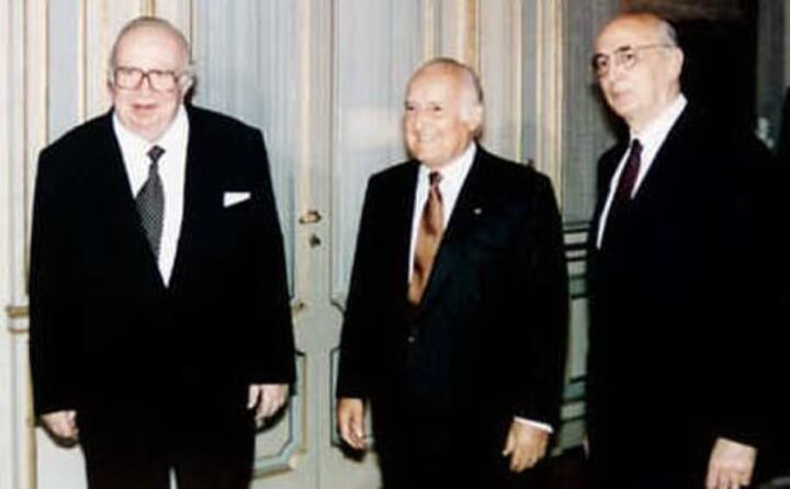 esattamente 26 anni fa il presidente della repubblica scalfaro (qui con napolitano e spadolini) scioglie le camere e indice le elezioni