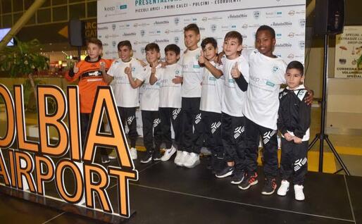 I bambini della scuola calcio dell'Olbia con la nuova maglia da gara (foto del club)