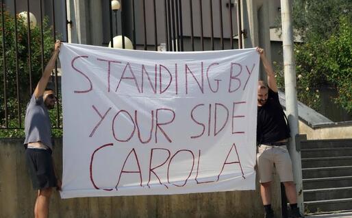 Lo striscione davanti al tribunale (Ansa)