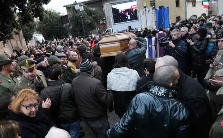 la folla commossa al funerale