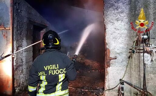 Le fiamme nel fienile (foto Vigili del fuoco)