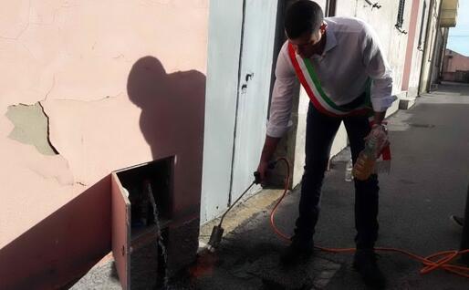 Il sindaco prova a dare fuoco all'acqua (Foto Alessia Orbana)