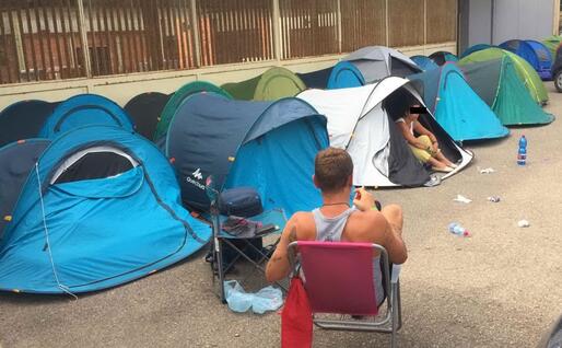 Cresce l'accampamento davanti alla Fiera (foto L'Unione Sarda)