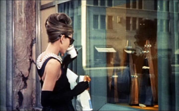 una scena di colazione da tiffany