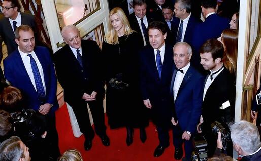 Il premier al San Carlo con De Magistris e De Luca (Ansa - Fusco)