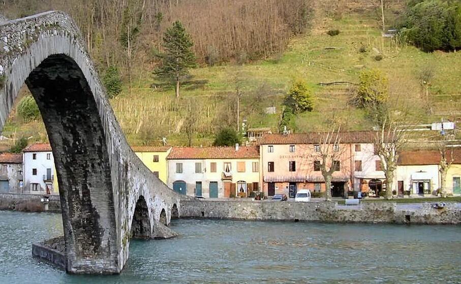 Incendio nella notte a Socciglia; muore una ragazza di 14 anni Incendio nella notte a Socciglia; muore una ragazza di 14 anni