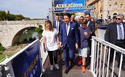 Con Giorgia Meloni e il figlio (Ansa)