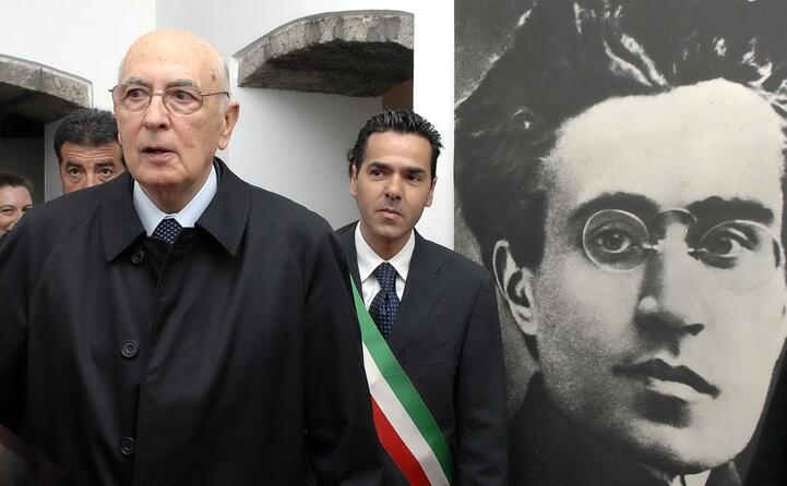 giorgio napolitano al museo gramsci (foto archivio l unione sarda)