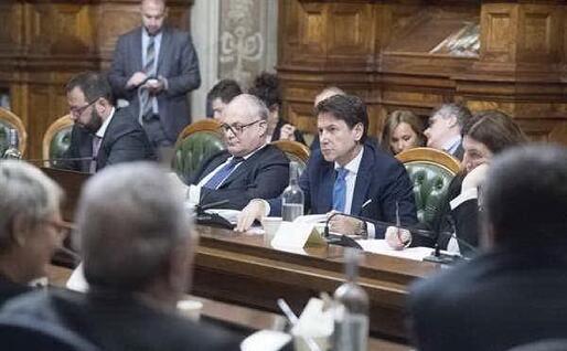 Il premier Conte e il ministro Gualtieri con i sindacati (archivio L'Unione Sarda)