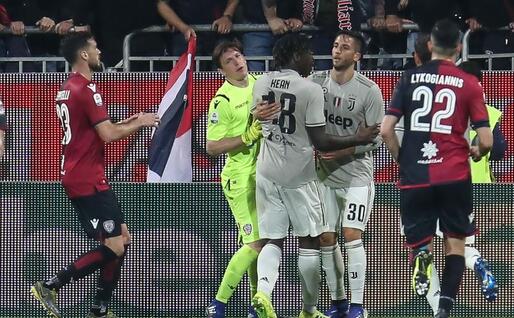 Kean sotto gli spalti dei tifosi rossoblù dopo l'esultanza plateale (Ansa)