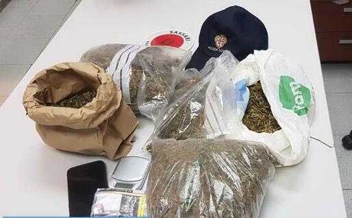 Lo stupefacente sequestrato (foto Polizia locale)