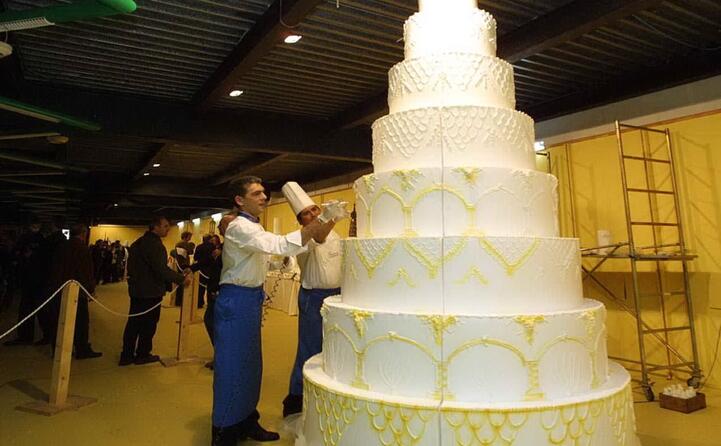 una torta nuziale a piani (archivio l unione sarda messina)