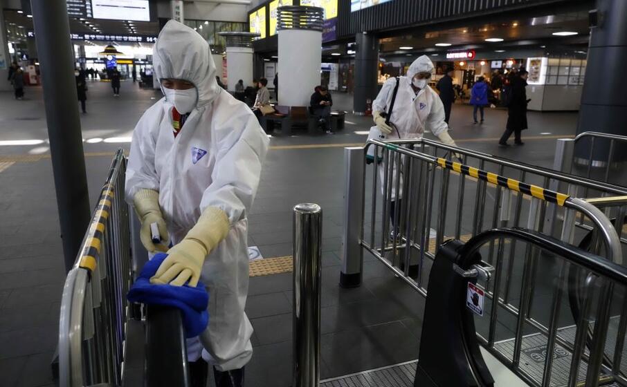 in asia in molti girano con mascherine e altre precauzioni