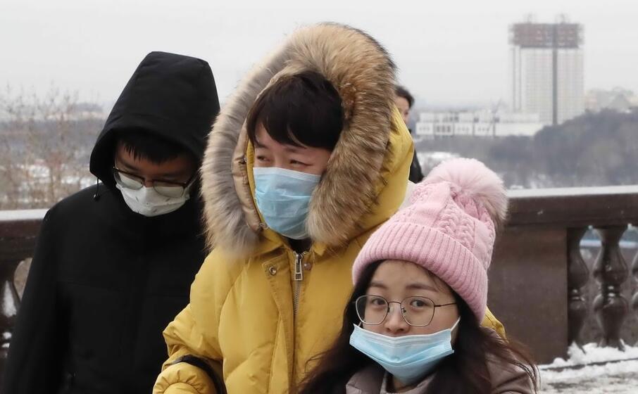 per arginare il contagio le autorit hanno imposto il blocco dei trasporti in uscita dalla provincia di hubei