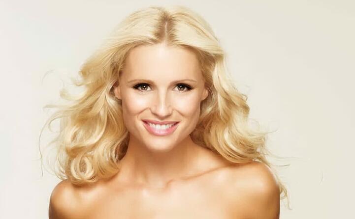 un primo piano della showgirl