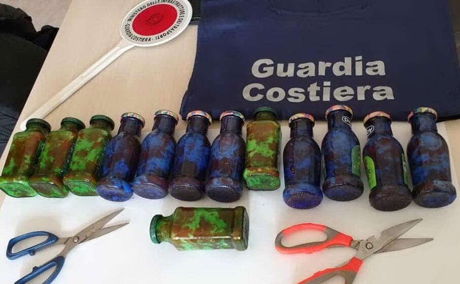 i contenitori sequestrati (foto guardia costiera)