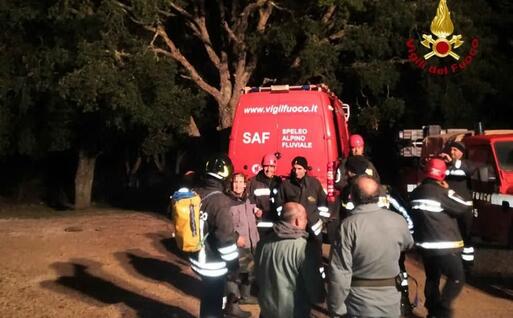 La coppia con i vigili del fuoco dopo il salvataggio (Foto Vigili del fuoco)
