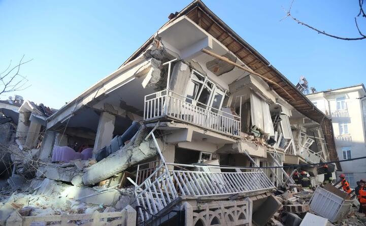 un edificio crollato in turchia a seguito del terremoto)