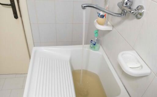 Il colore dell'acqua questa mattina in un'utenza domusnovese (foto S. Farris)