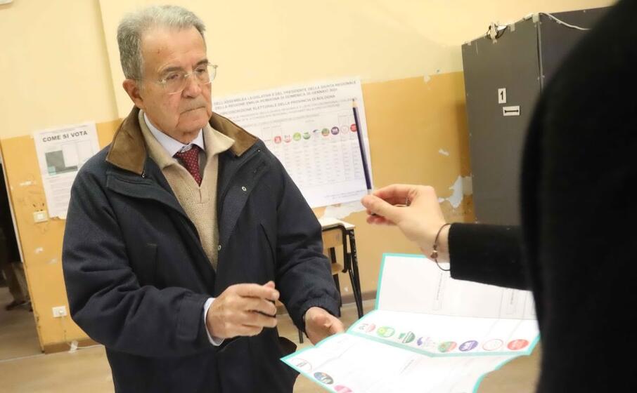 romano prodi vota a bologna (ansa benvenuti)