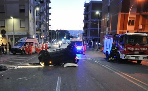 L'auto ribaltata (foto polizia municipale di Cagliari)