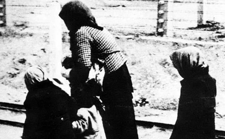 una donna con due bambini ad auschwitz (foto archivio l unione sarda)