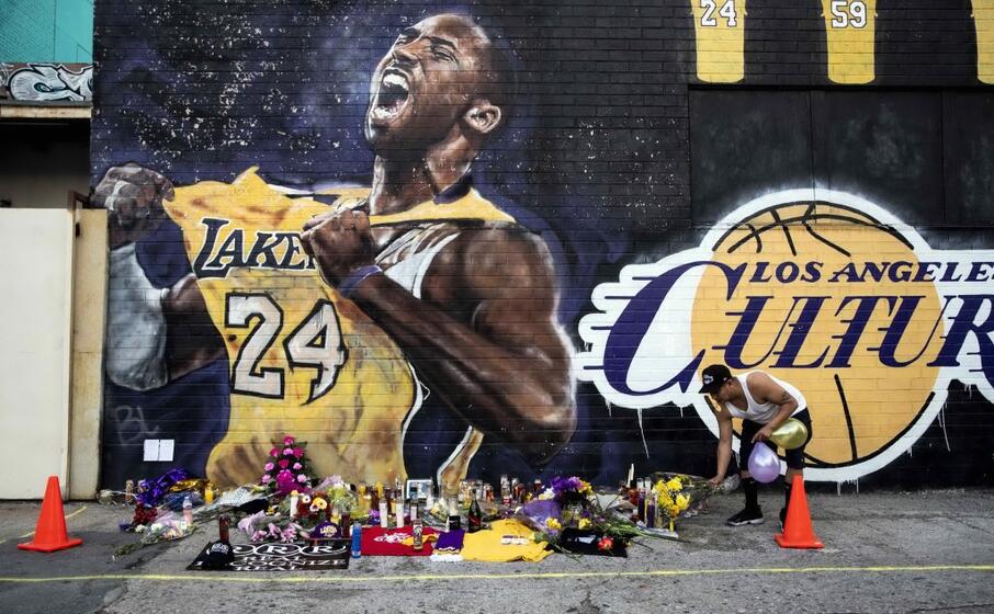 il ricordo di kobe bryant allo staples center (ansa etienne laurent)