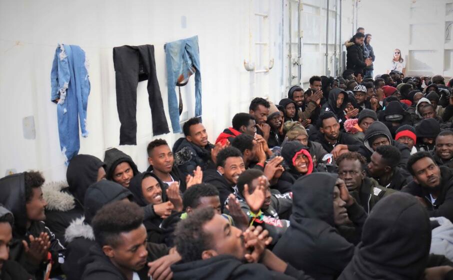 i migranti a bordo della ocean viking (foto medici senza frontiere)