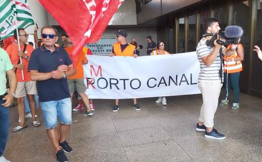 Uno degli striscioni esposti dai lavoratori (Foto inviata da Mariano Paba)