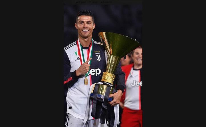 cristiano ronaldo con il trofeo della serie a (foto pagina ufficiale di ronaldo e wikipedia